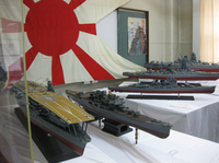 2014_10_12　記念館内戦艦模型と戦旗と隊員募集ポスター